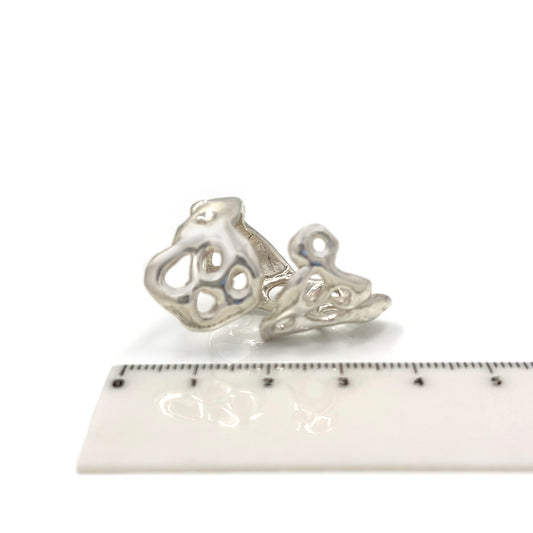 The Climber Sterling Silver Ring by FR | Art Jewellery is a stunning piece of artistic jewellery with an organic, interwoven design featuring three-dimensional loops and curves. Its sculptural appearance beautifully showcases the elegance of handcrafted artistry against a pristine white background.