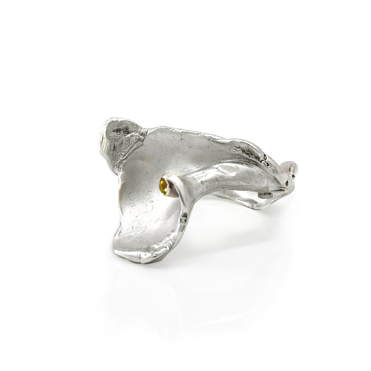 The Caracoles Citrine Ring by FR | Art Jewellery is a handmade sterling silver piece shaped like a calla lily with a golden citrine accent at the center, elegantly presented on a white background—ideal for handmade jewellery lovers.