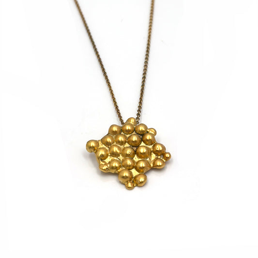 The Perlas necklace by FR | Art Jewellery features a pendant with clustered gold beads and freshwater pearls in an organic shape, all suspended from a fine gold chain on a white background.