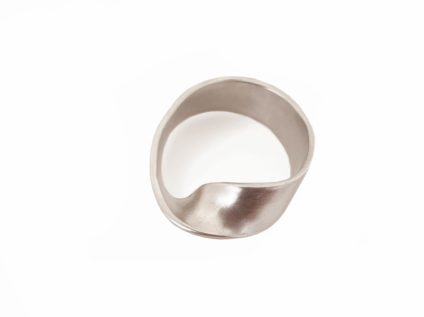 Introducing the MoeBius Band Ring/pendant from FR | Art Jewellery, featuring a sleek, modern design with a distinctive single twist in the band. This twist lends an elegant, ribbon-like appearance to the piece. Handmade with a smooth, polished finish that beautifully reflects light, this silver ring epitomizes contemporary sophistication.