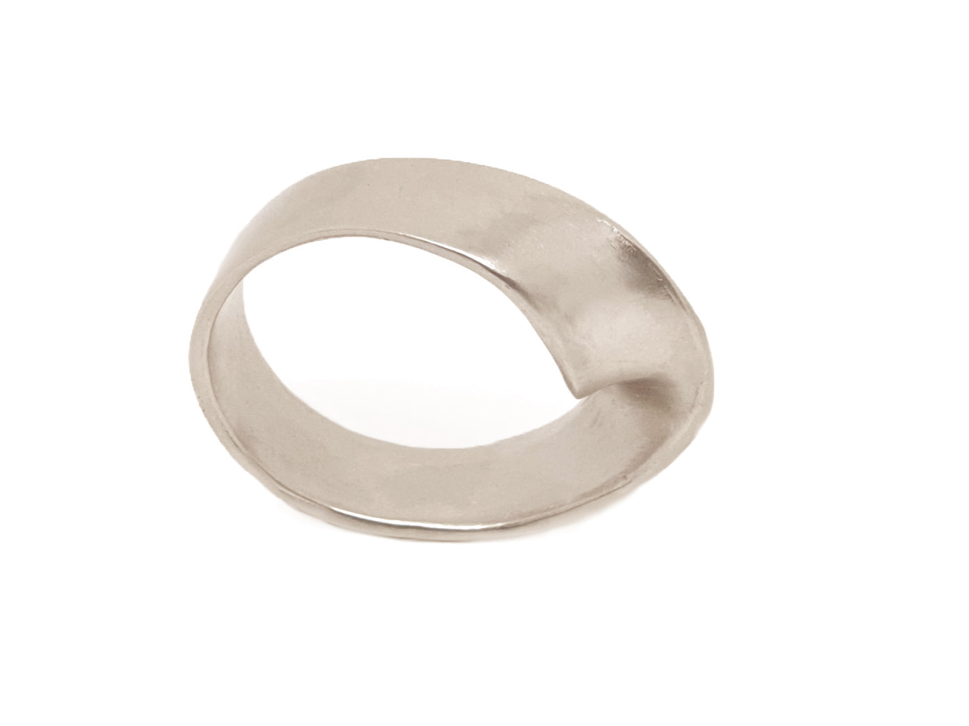 Introducing the MoeBius Band Ring/pendant from FR | Art Jewellery, featuring a sleek, modern design with a distinctive single twist in the band. This twist lends an elegant, ribbon-like appearance to the piece. Handmade with a smooth, polished finish that beautifully reflects light, this silver ring epitomizes contemporary sophistication.