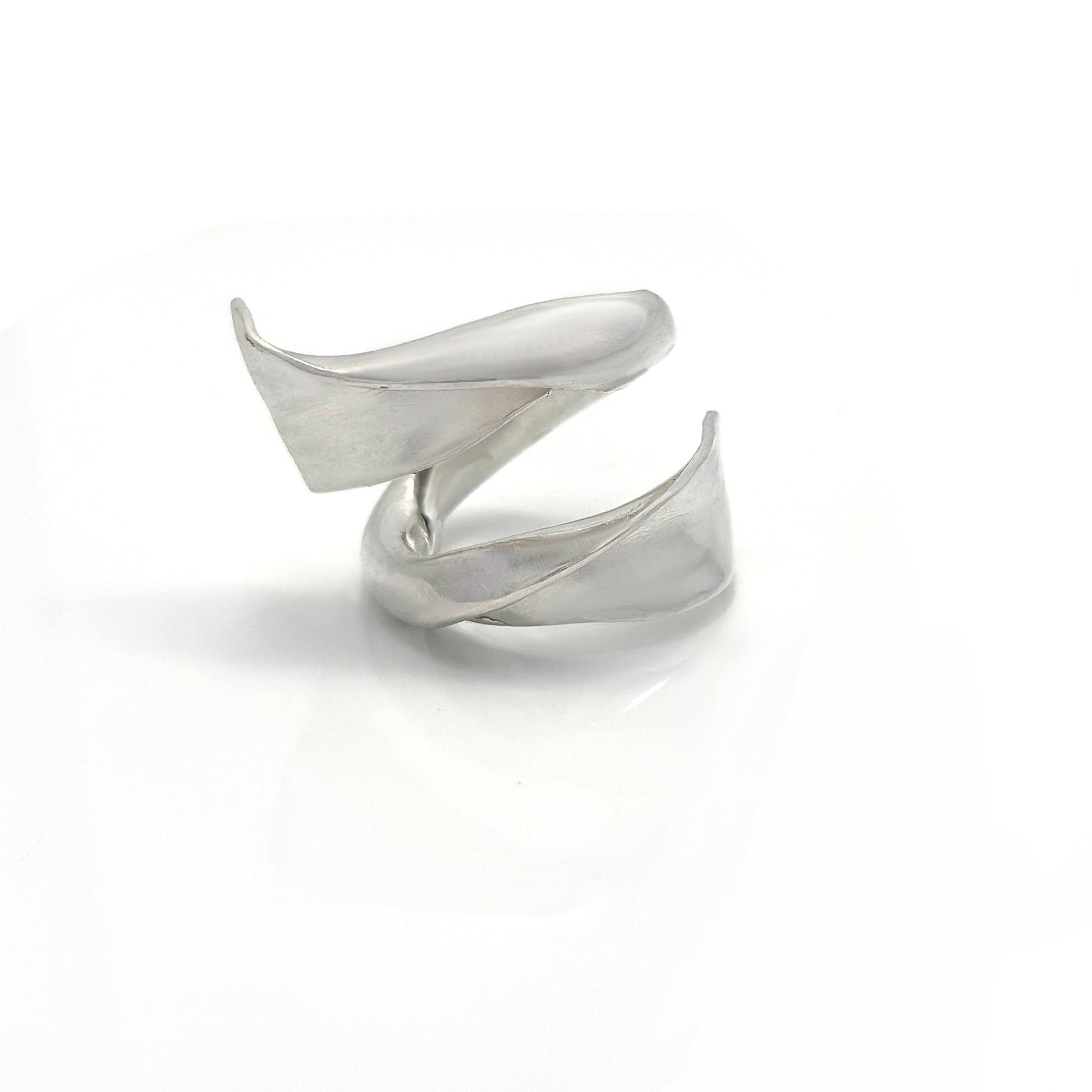 Handcrafted sterling silver ring with a fluid, convex sculptural design inspired by ocean movement – FR Art Jewellery. side look