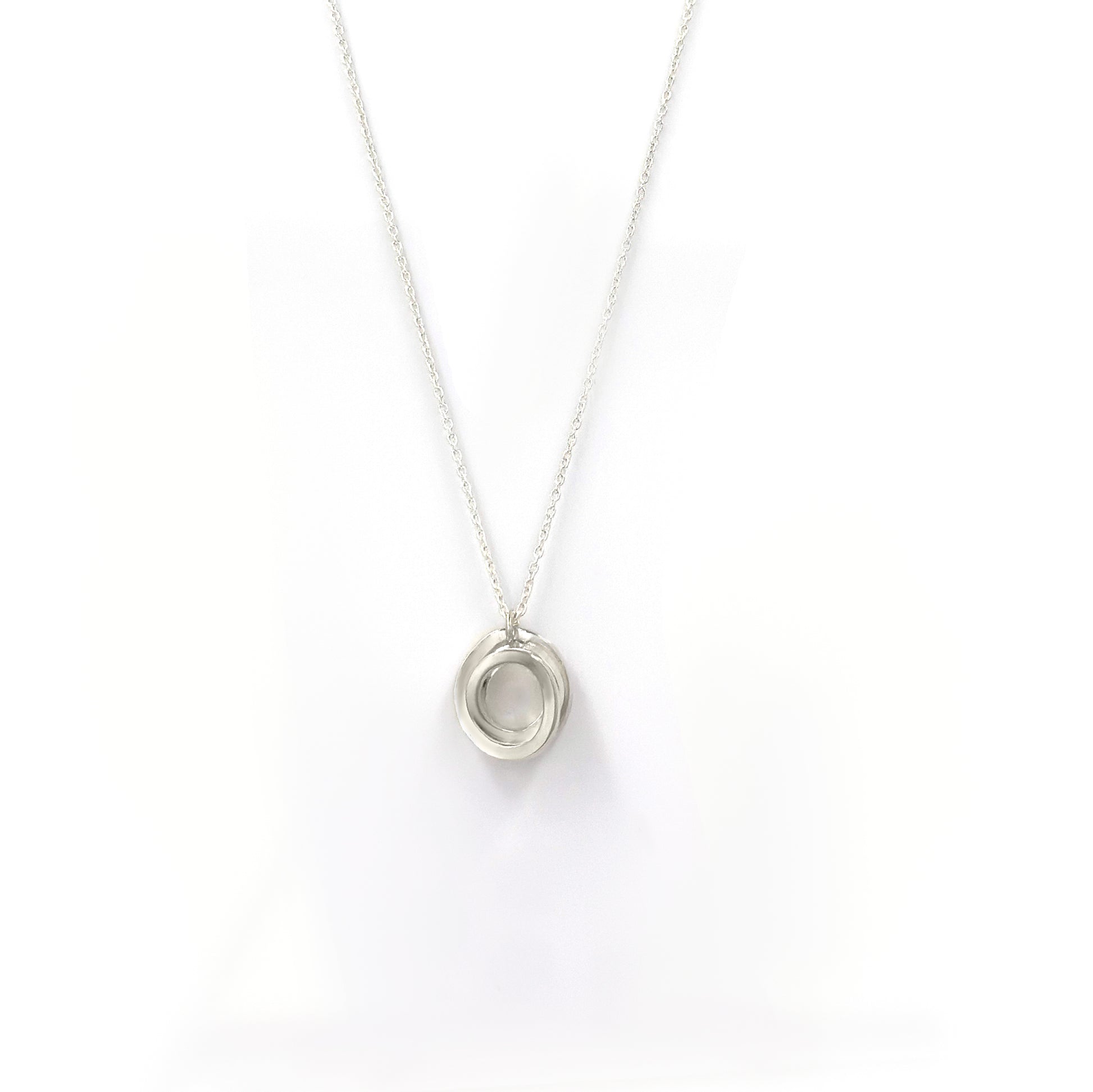 Introducing the Endless Necklace by FR | Art Jewellery: a stunning silver necklace showcasing a delicate chain and a pendant of intricately interlocking circles. The circles are smoothly polished, embodying an elegant and timeless design. The simplicity of the chain accentuates the intricate pattern of the pendant, perfectly representing our commitment to exquisite handmade jewellery.