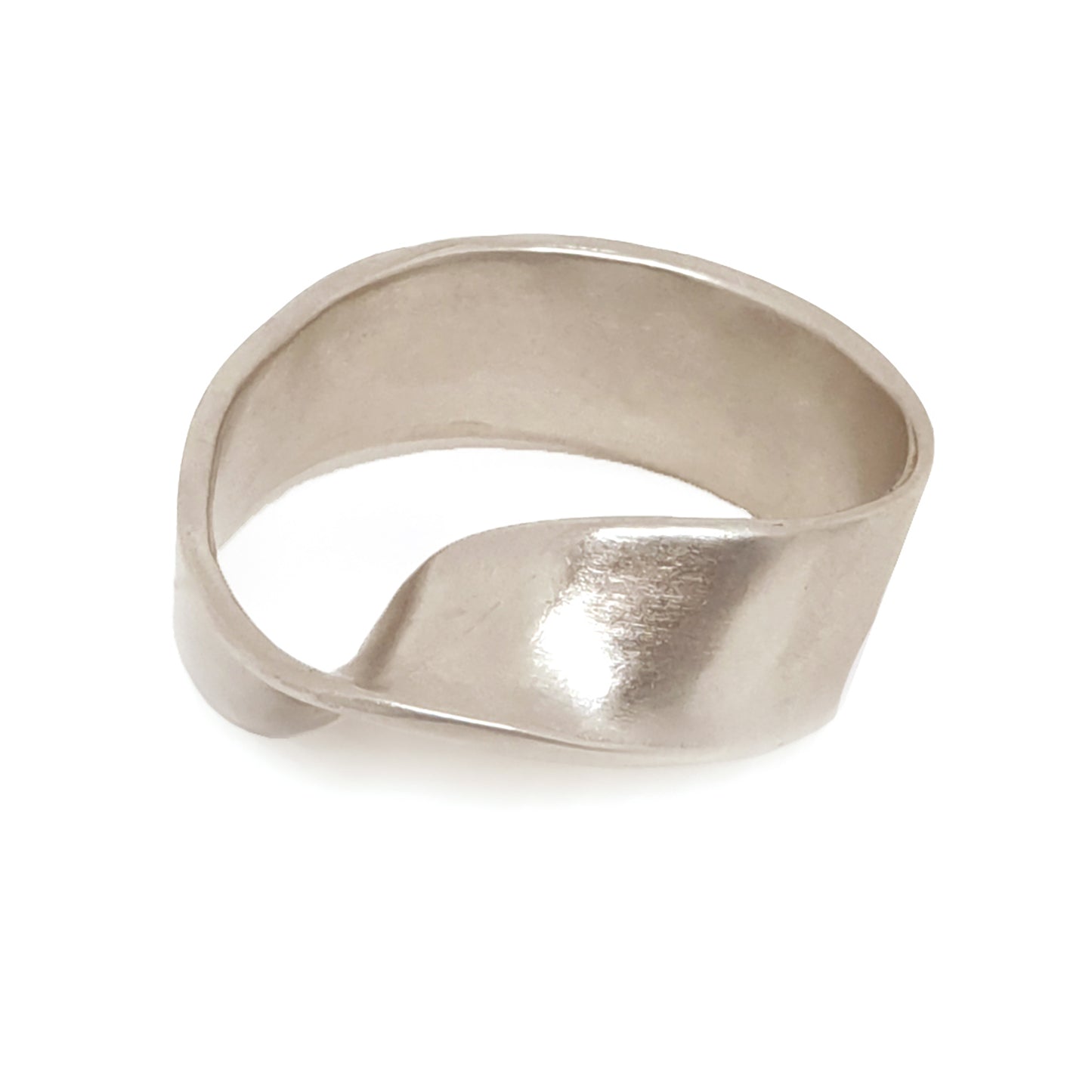 Introducing the MoeBius Band Ring/pendant from FR | Art Jewellery, featuring a sleek, modern design with a distinctive single twist in the band. This twist lends an elegant, ribbon-like appearance to the piece. Handmade with a smooth, polished finish that beautifully reflects light, this silver ring epitomizes contemporary sophistication.