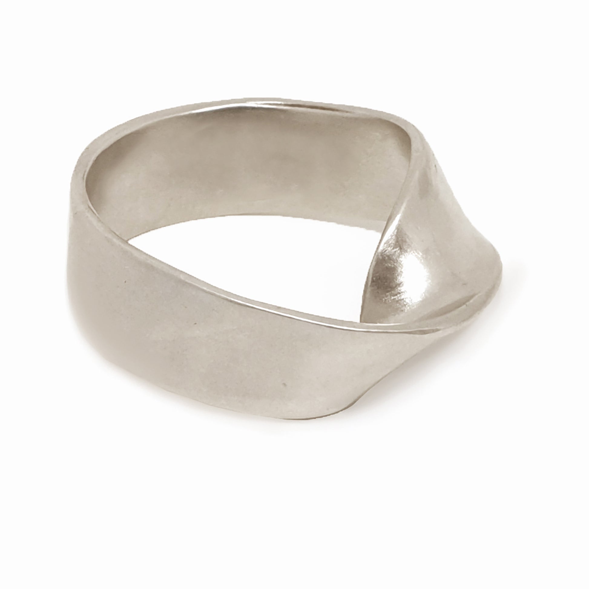 Introducing the MoeBius Band Ring/pendant from FR | Art Jewellery, featuring a sleek, modern design with a distinctive single twist in the band. This twist lends an elegant, ribbon-like appearance to the piece. Handmade with a smooth, polished finish that beautifully reflects light, this silver ring epitomizes contemporary sophistication.