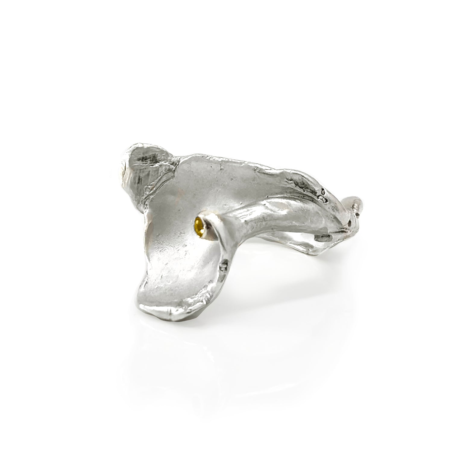 The Caracoles Citrine Ring by FR | Art Jewellery is a handmade sterling silver piece shaped like a calla lily with a golden citrine accent at the center, elegantly presented on a white background—ideal for handmade jewellery lovers.