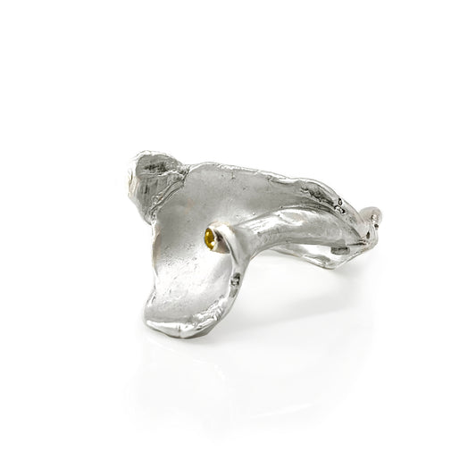 The Caracoles Citrine Ring by FR | Art Jewellery is a handmade sterling silver piece shaped like a calla lily with a golden citrine accent at the center, elegantly presented on a white background—ideal for handmade jewellery lovers.