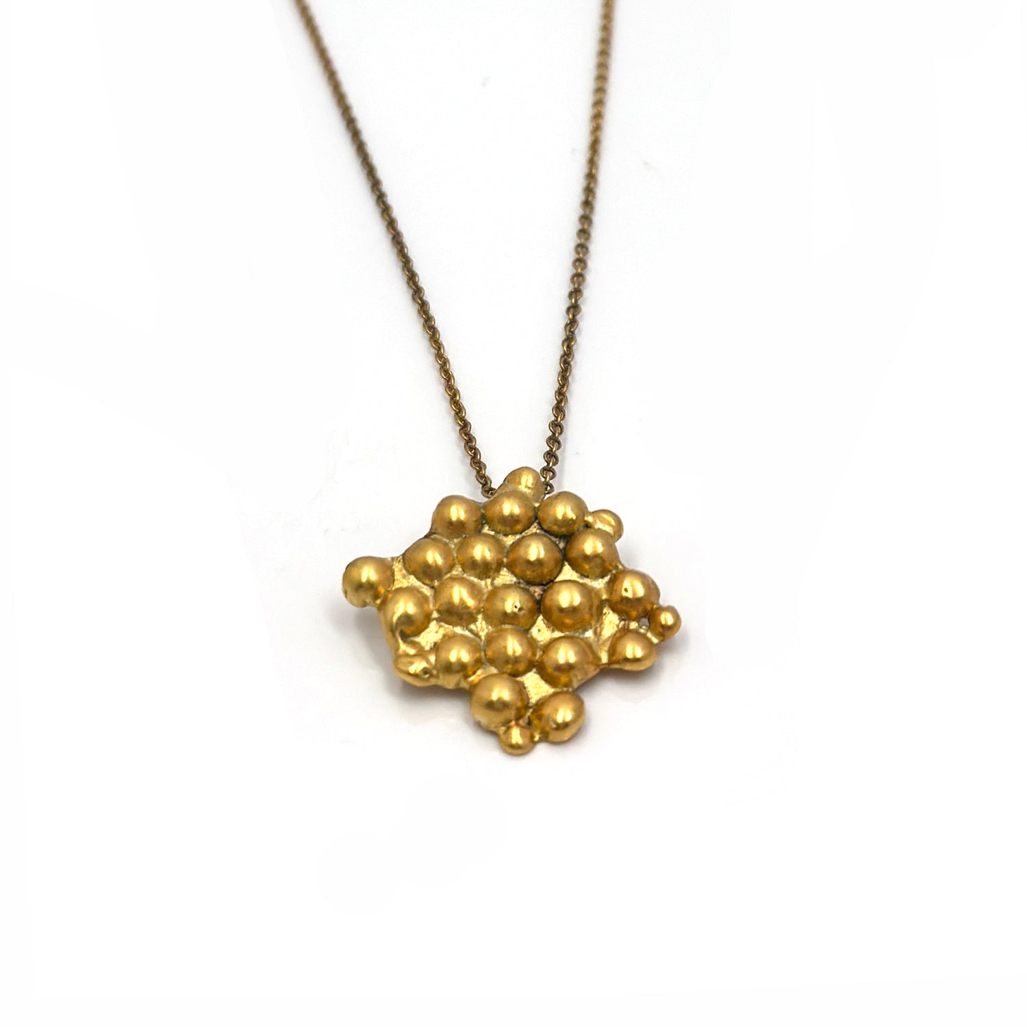 The Perlas necklace in Sterling Silver by FR | Art Jewellery features a cluster-style pendant and delicate freshwater pearls on a fine chain, elegantly displayed against a white background.