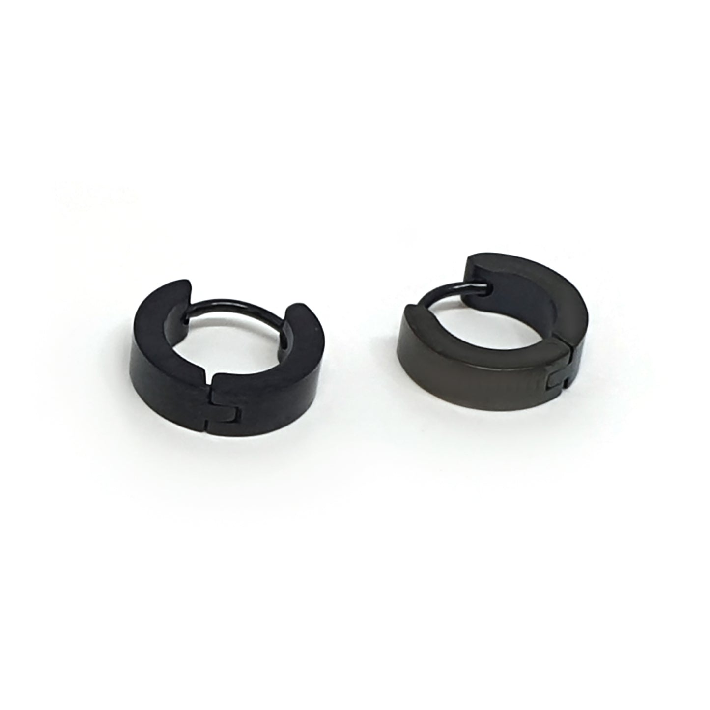 FR | Art Jewellery Hoop Stainless Steel earrings—two small black hoops, one open and one closed—are shown on a white background. Minimalist, hypoallergenic, and tarnish-resistant, they’re ideal for daily wear.